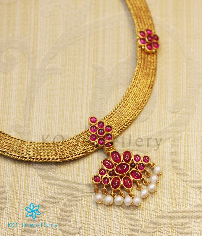 trendy necklaces for women -The Virajita Addigai Silver Necklace